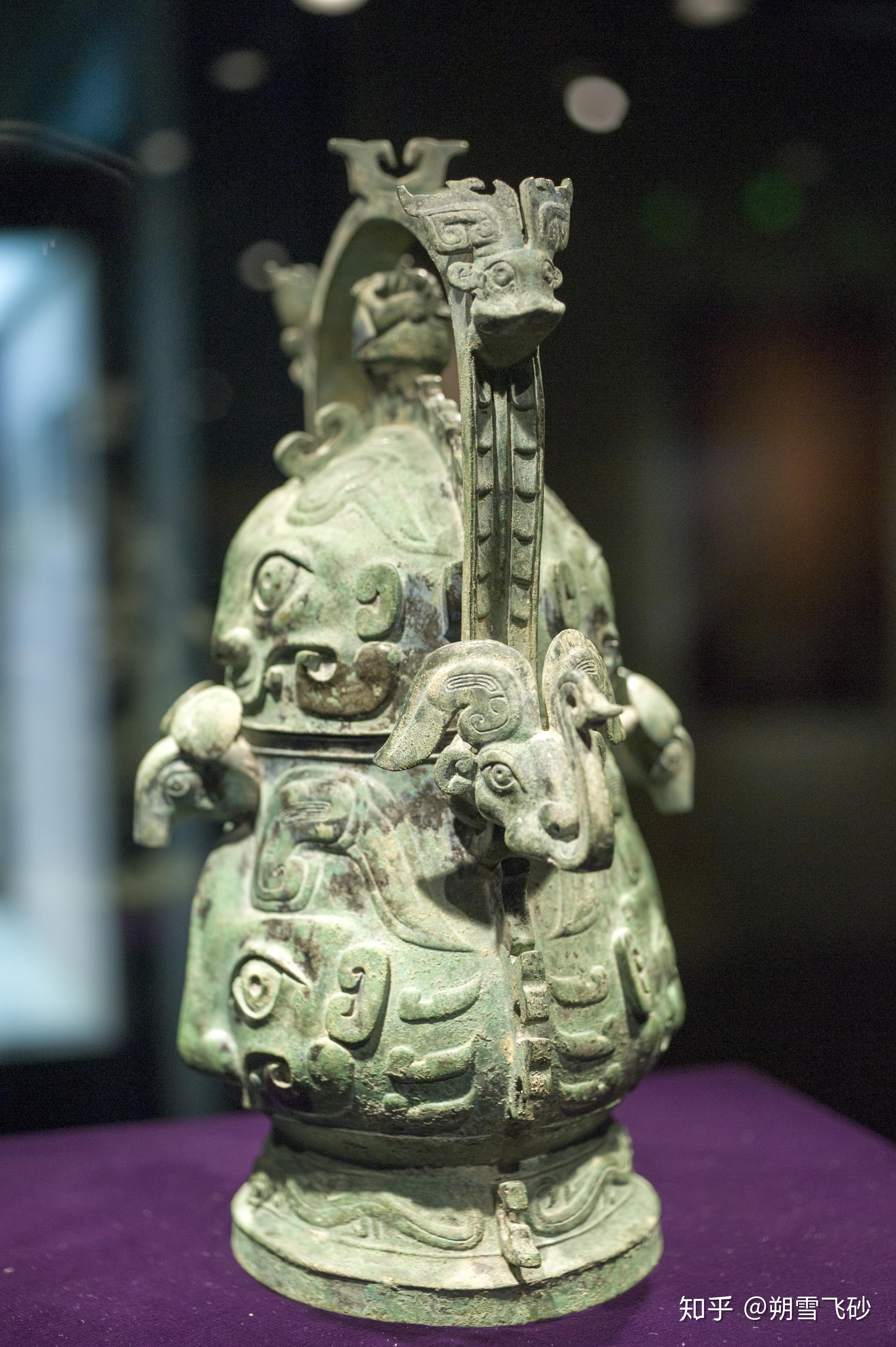 提梁两端各有一个由象鼻,牛头,羊角组合而成的怪兽.