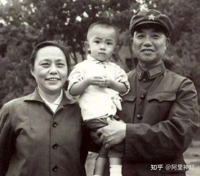 开国上将萧克的孙子上学时,老师悄悄询问:你家里是不是很困难?