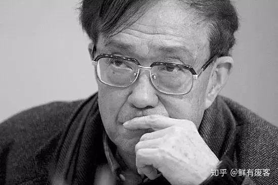 的选择上,谢晋找了一帮上海老派的滑稽戏演员,比如饰演老李的范哈哈