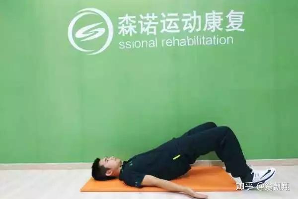 在双腿臀桥的基础上,将一只脚抬离地面,屈膝90度,进一步加强臀部及股