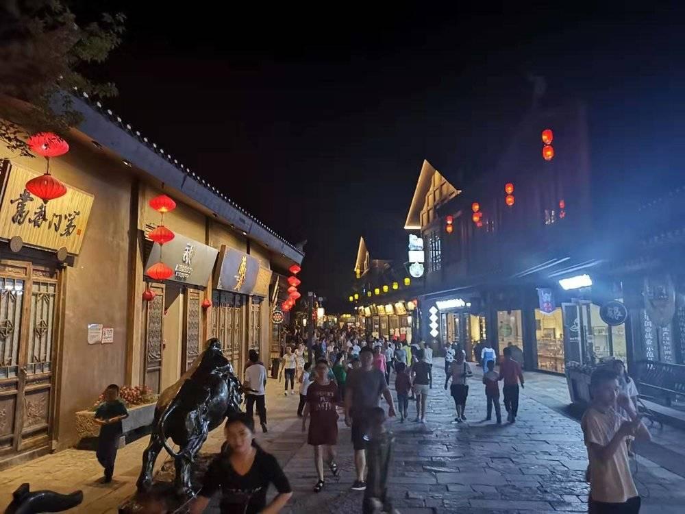 丹寨县隶属黔东南苗族侗族自治州,940平方公里的土地多为连绵起伏的山