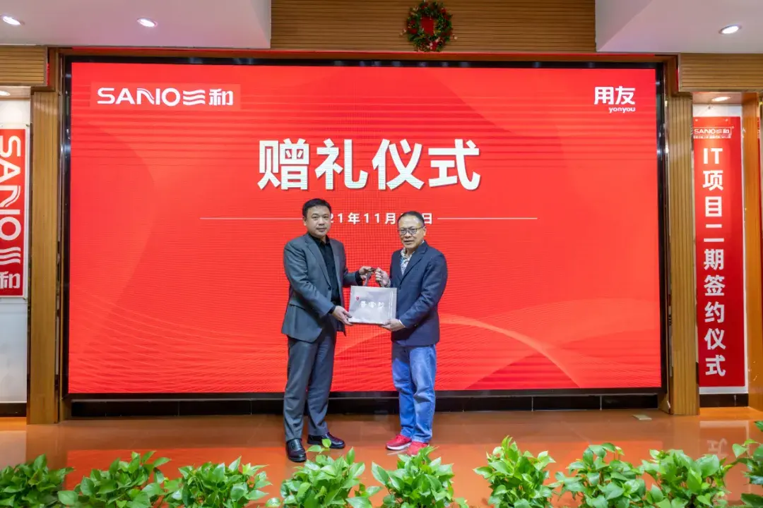 赠礼仪式赠礼环节拉满了仪式感,誓师环节更是"雄赳赳,气昂昂",展现了