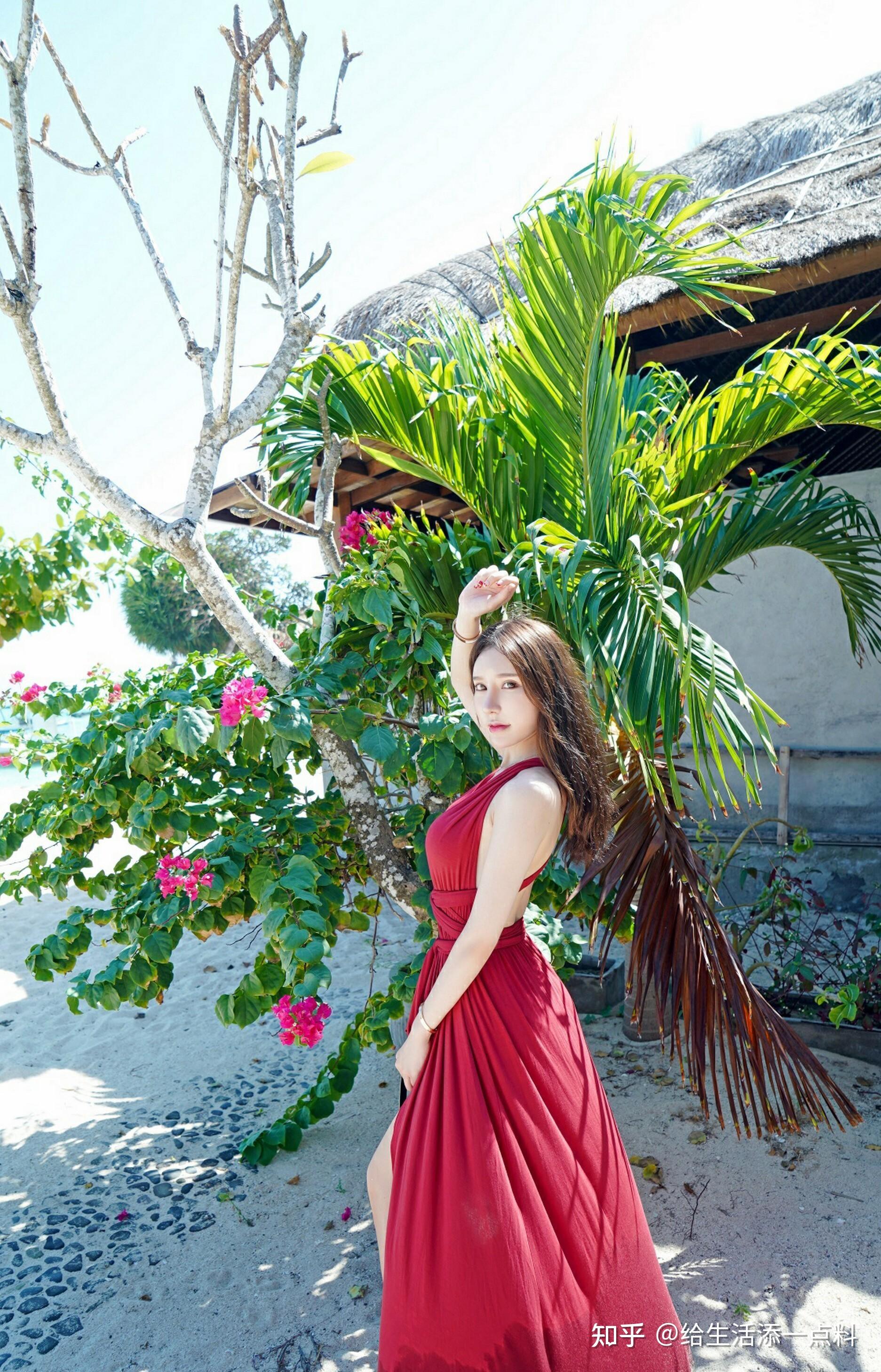 度假的红色露背连衣裙美女性感却不妖艳