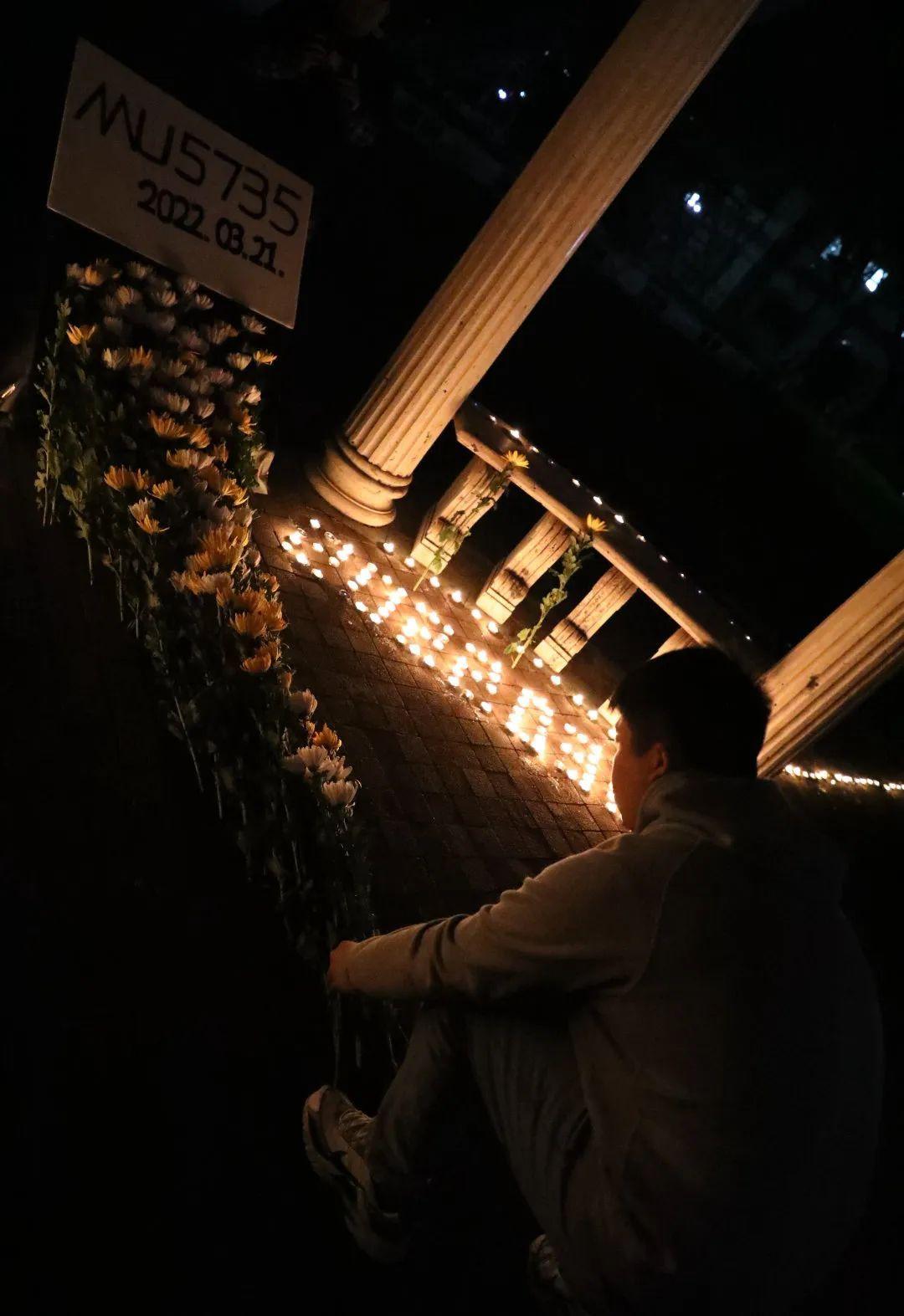 四川西南航空职业学院学子向东航飞行事故遇难同胞默哀