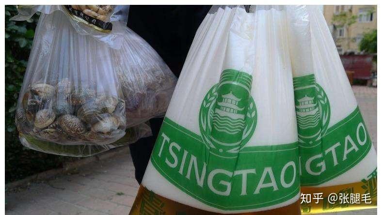 标题"走在青岛的大街上老感觉怪怪的,为什么很多人都提溜着一袋尿?