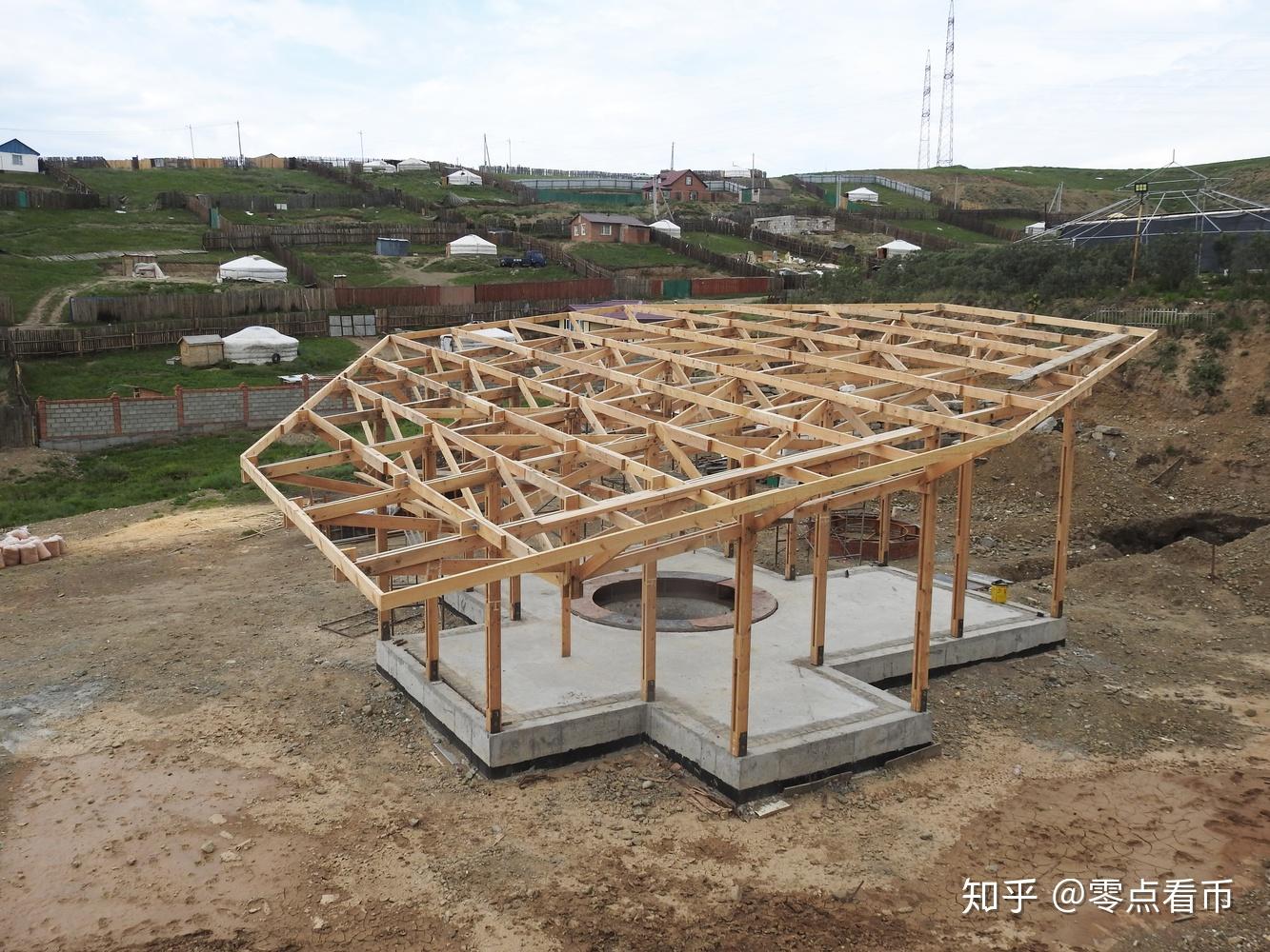 我们因蒙古包启发,设计了一种分层结构:由泥砖制成的内部空间被聚碳酸