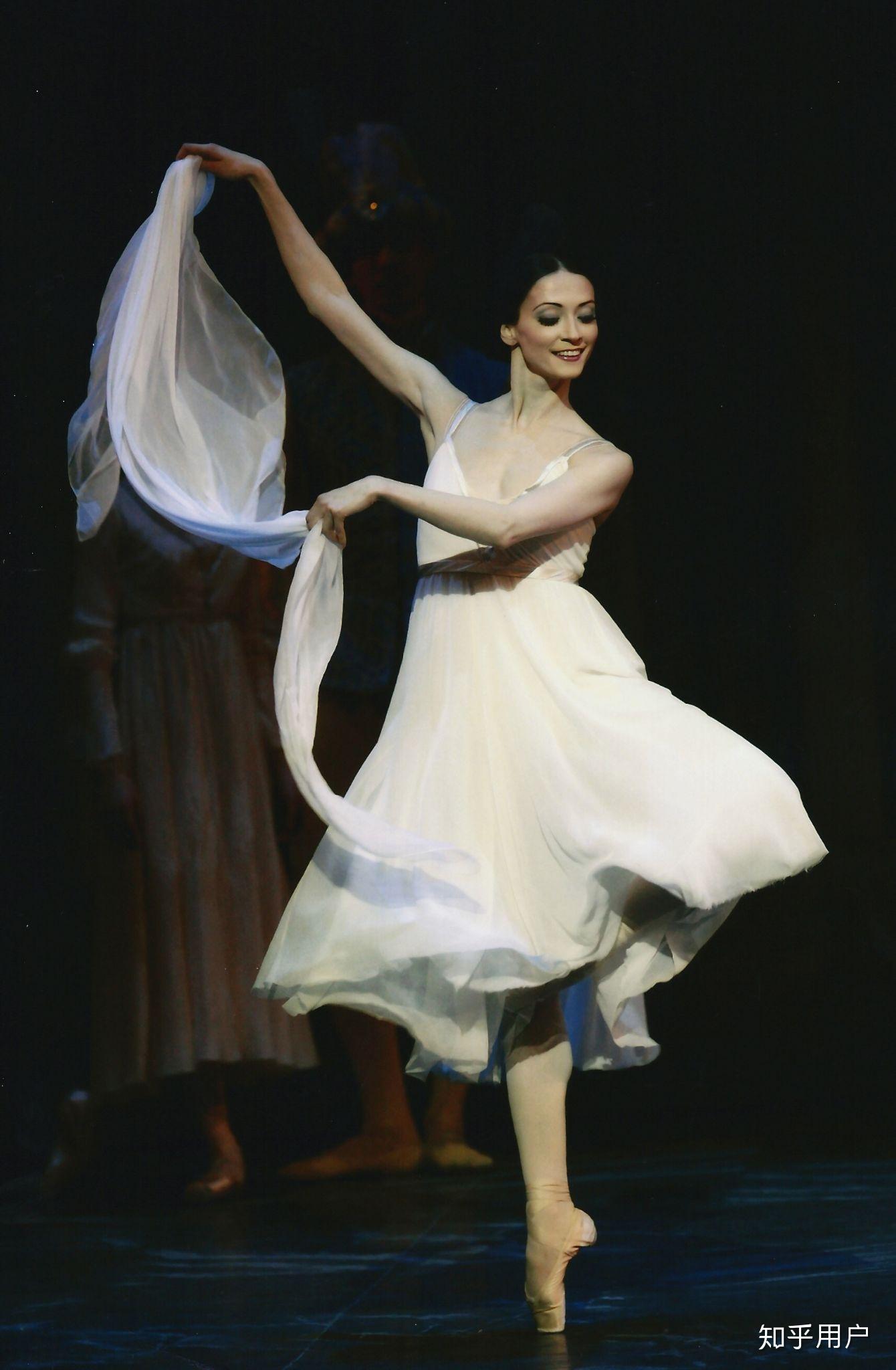 俄罗斯画家阿纳斯塔西娅·沃斯特雷佐娃的油画里的芭蕾，又仙又美！ - 微文周刊