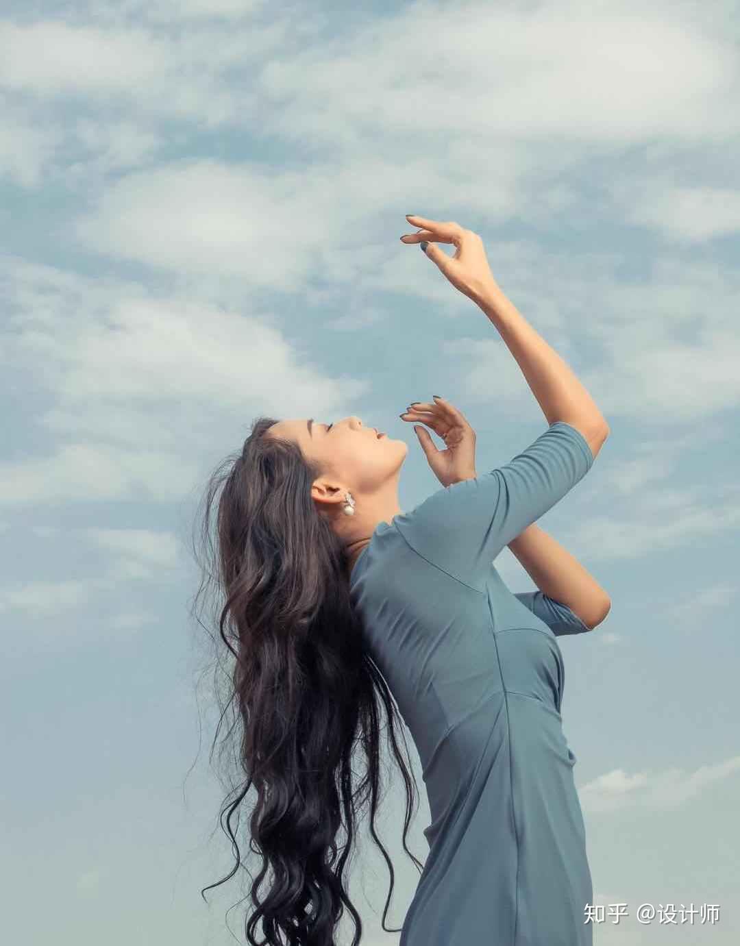 头部仰起并将双手半空举高,让身体呈现出放松的状态,拍出的效果都不会
