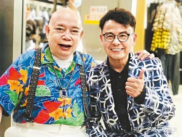 日前细龟与黄一飞于成都岀席活动时难得合体,合照在微博流出,不少网民