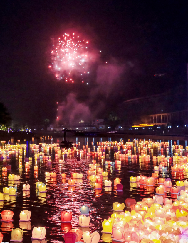 资源河灯节历史悠久.