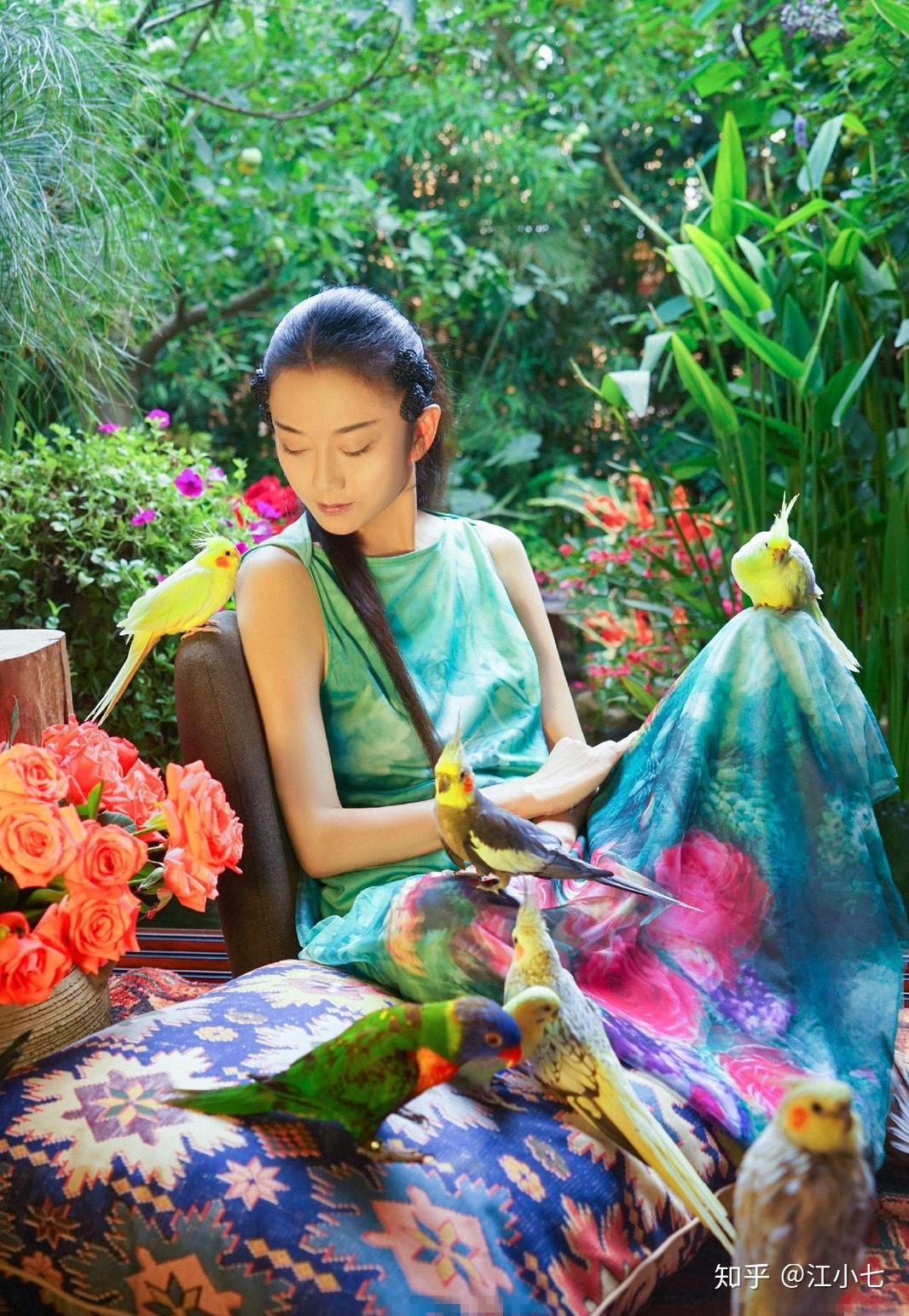 60岁的杨丽萍身材如28岁住鸟语花香的月亮宫把生活过成了一首诗