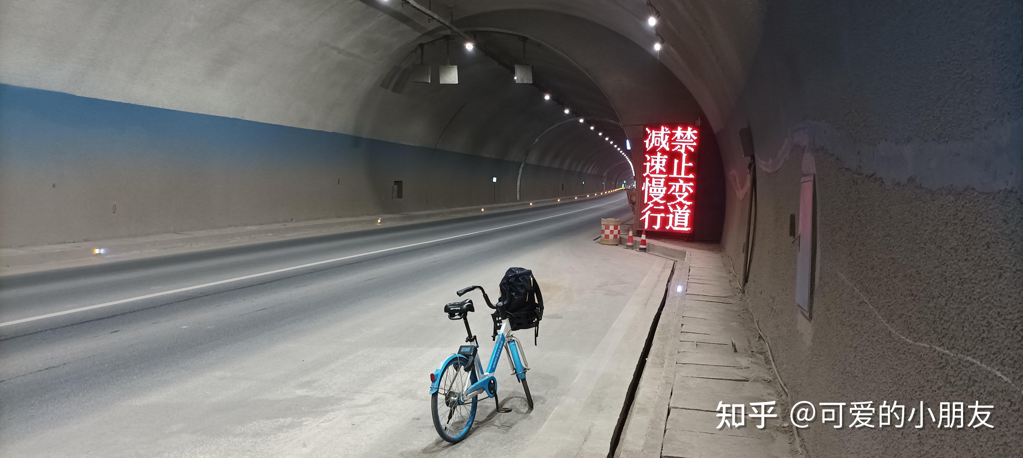 17:31 丹景山隧道不过幸好今天隧道没有什么车,我也安全的过去了.