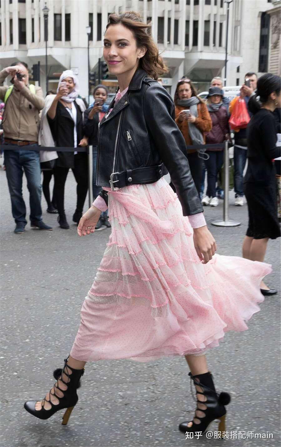 蕾丝裙外套春天这样穿美和温暖可兼得