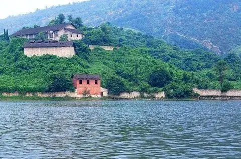 卫星湖(图源:@必应)卫星湖位于永川区双竹镇与茶山竹海,重庆野生动物