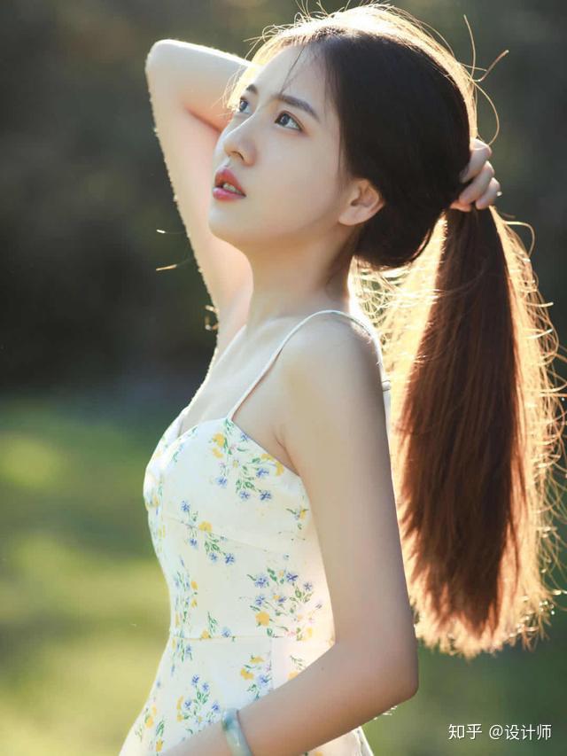 女生的头发也是很好的拍照道具,面对镜头手足无措时,不妨用手撩起头发