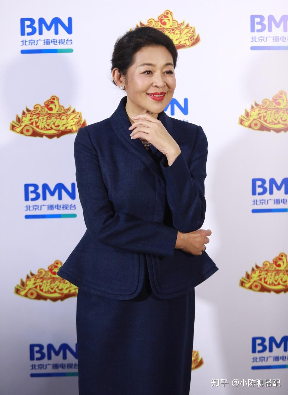 60岁倪萍瘦出尖下巴穿套裙尽显身材气质皱纹也藏不住风韵
