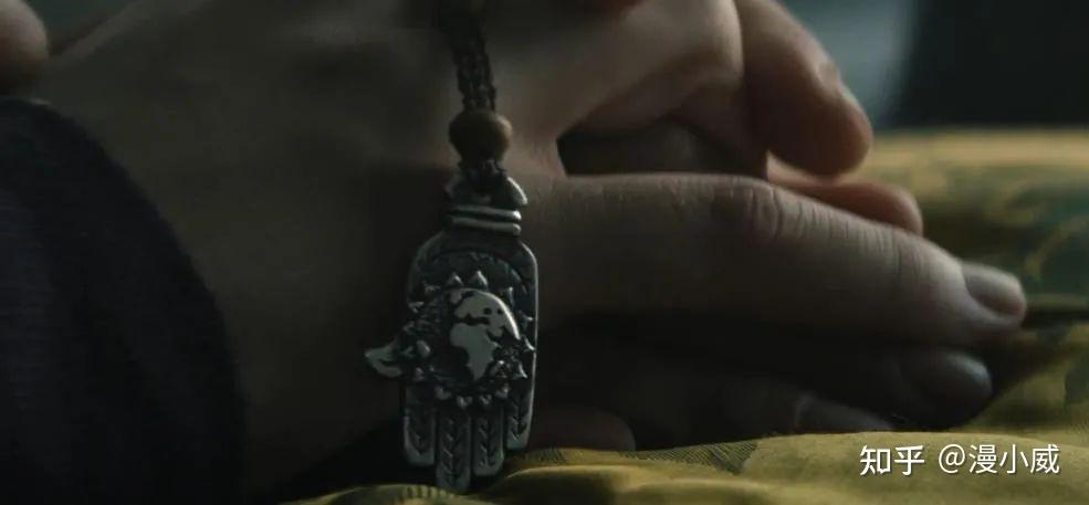 碎旗者首领死亡的时候为什么手中紧握着一个东西