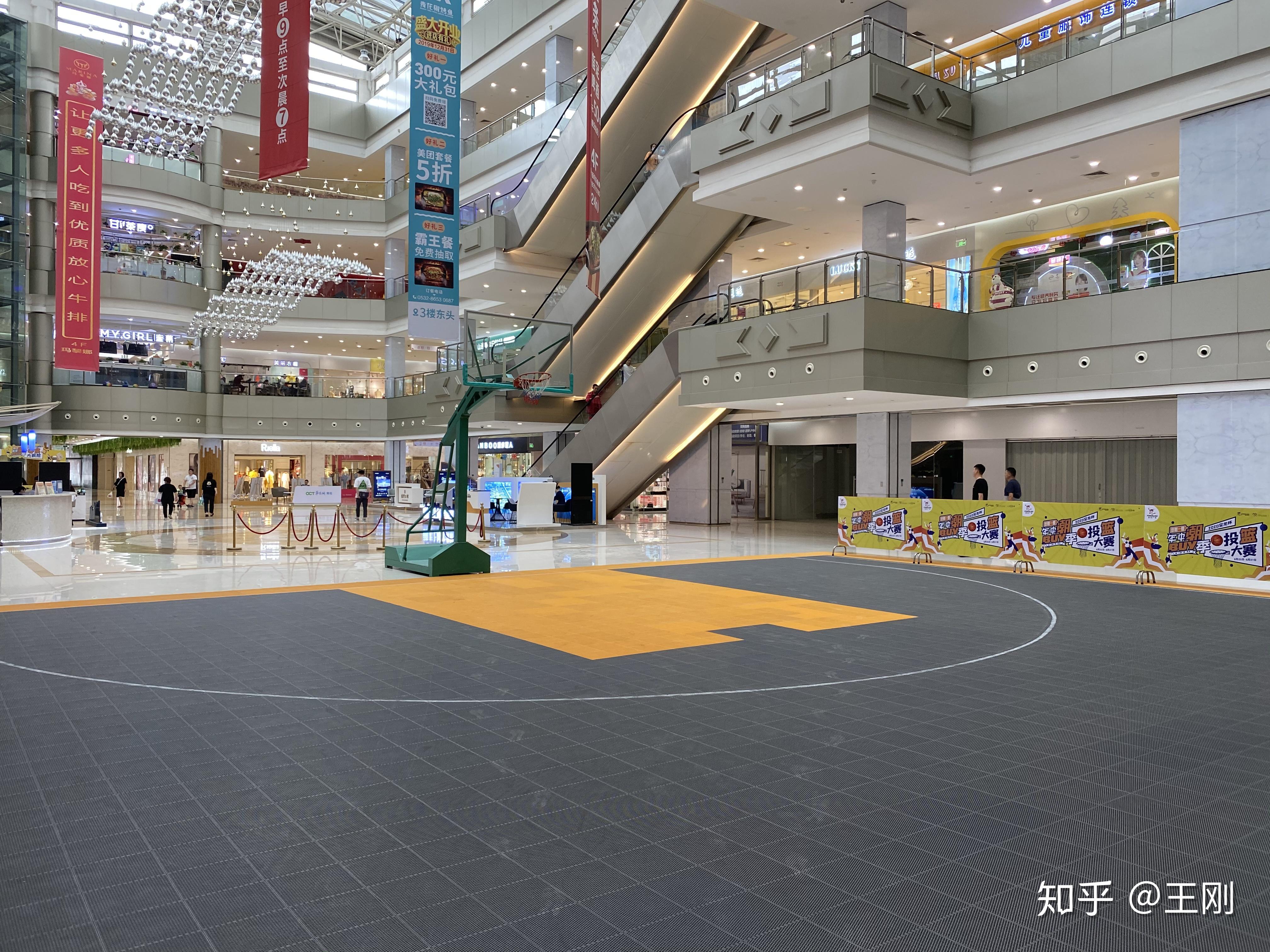 大型商场里面的篮球3v3比赛