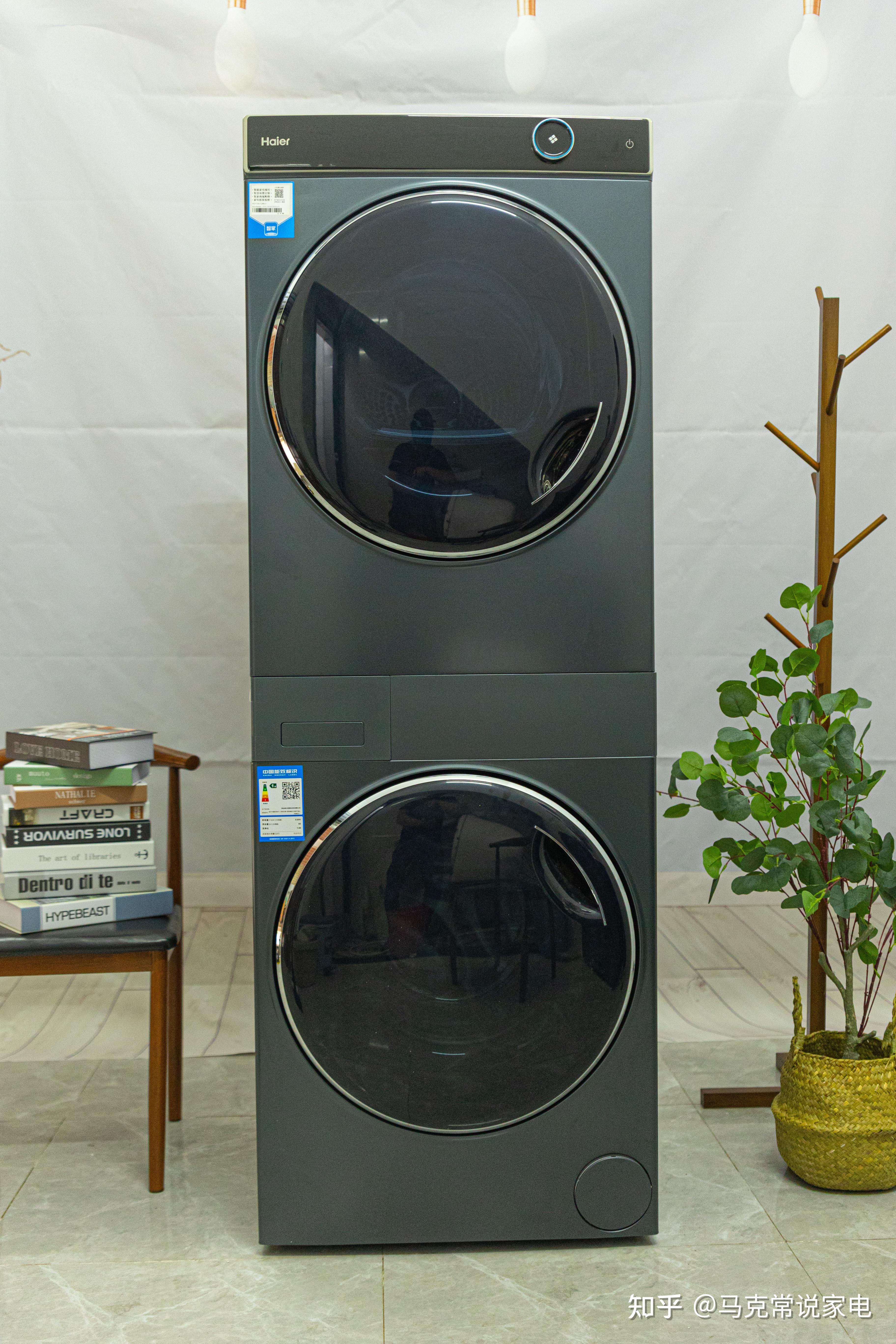 看出机身银灰,光泽感相当的好整机采用一体式设计,下边是滚筒洗衣机