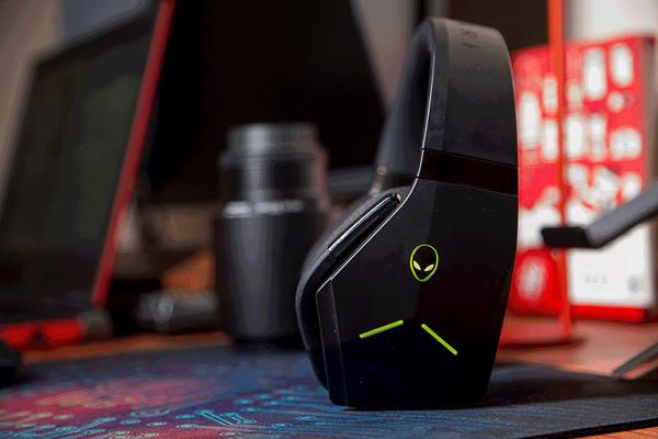 除了颜值出众1988元的外星人aw988无线游戏耳机到底体验如何