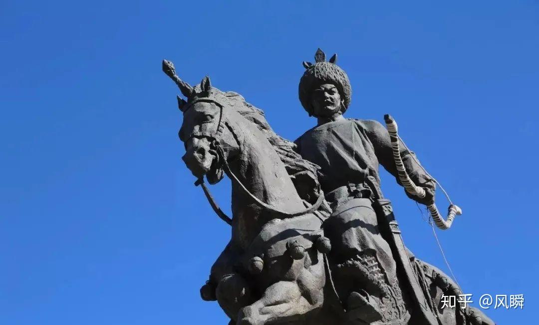 那是契丹帝国的开国英主耶律阿保机的巨大铜像.