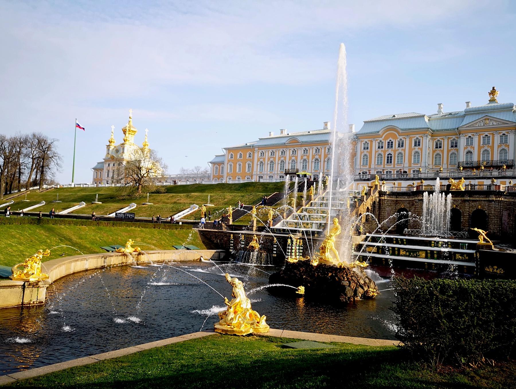 俄罗斯圣彼得堡冬宫，建筑美如童话世界，成市民休闲娱乐“天堂”_广场