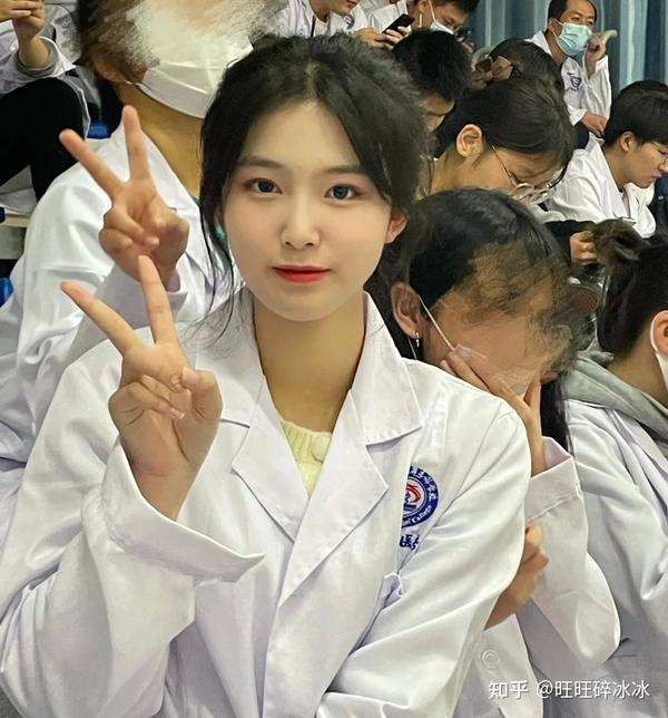 学生党掉头发严重,发缝越来越宽,如何使自己的头发变浓密? - 知乎