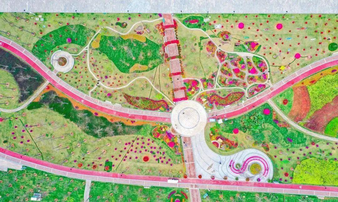 花海长廊俯视图如果这些还不够,那么可以去励骏庞都广场感受葡式氛围.