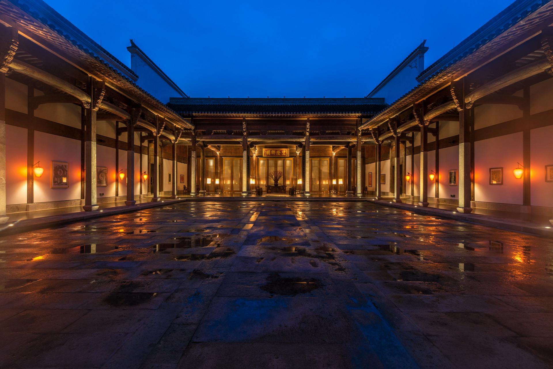 暮色四合,华灯初上,中式建筑之美尽现于此