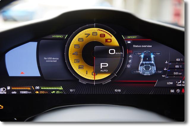 对于法拉利取消了机械仪表盘,想必不少人觉得遗憾,这个最令人激动的