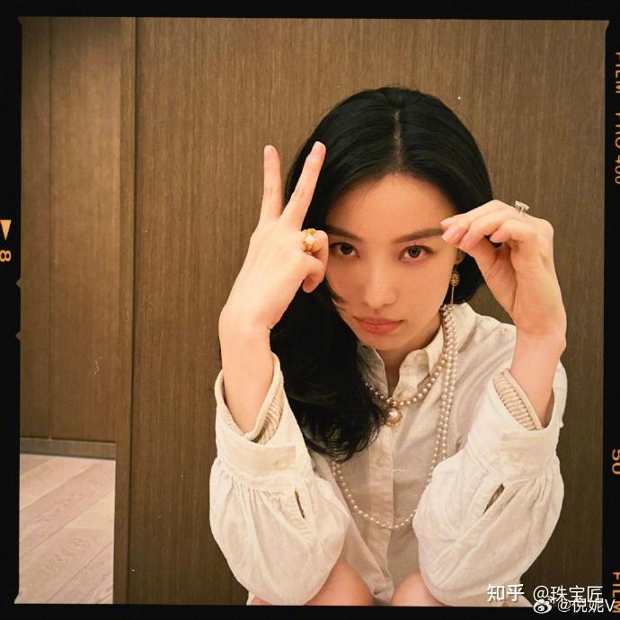 教科书级珍珠穿搭!倪妮和她的30套珍珠look,教你轻松拿捏俏皮高级感!