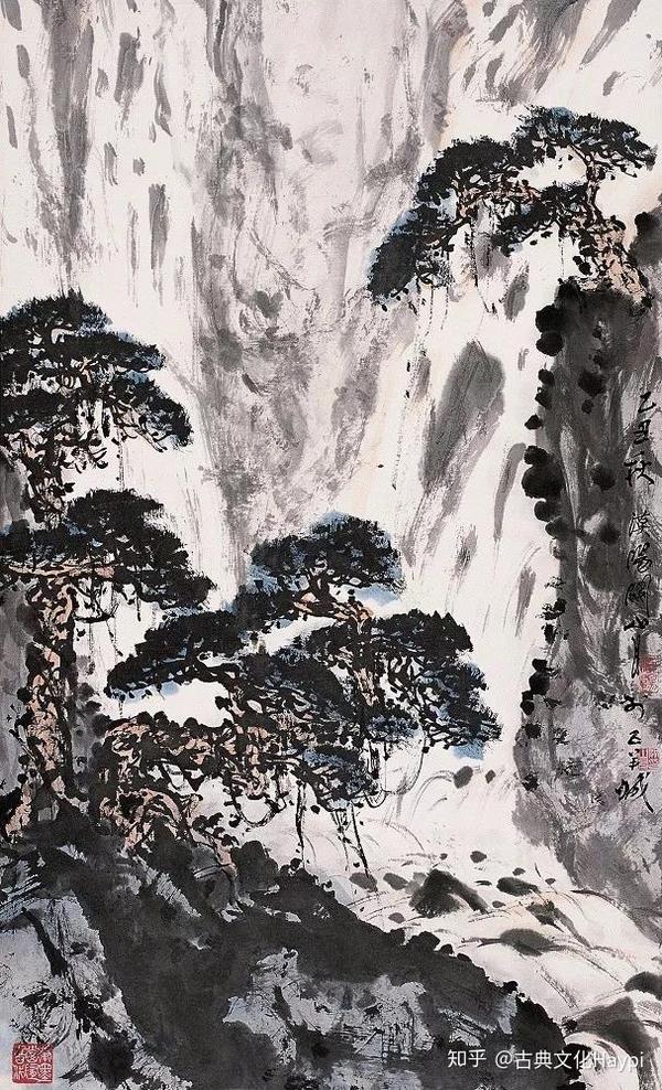 而两旁的苍松巍然屹立,历经岁月的洗礼仍然表现出顽强生命力,整个画面