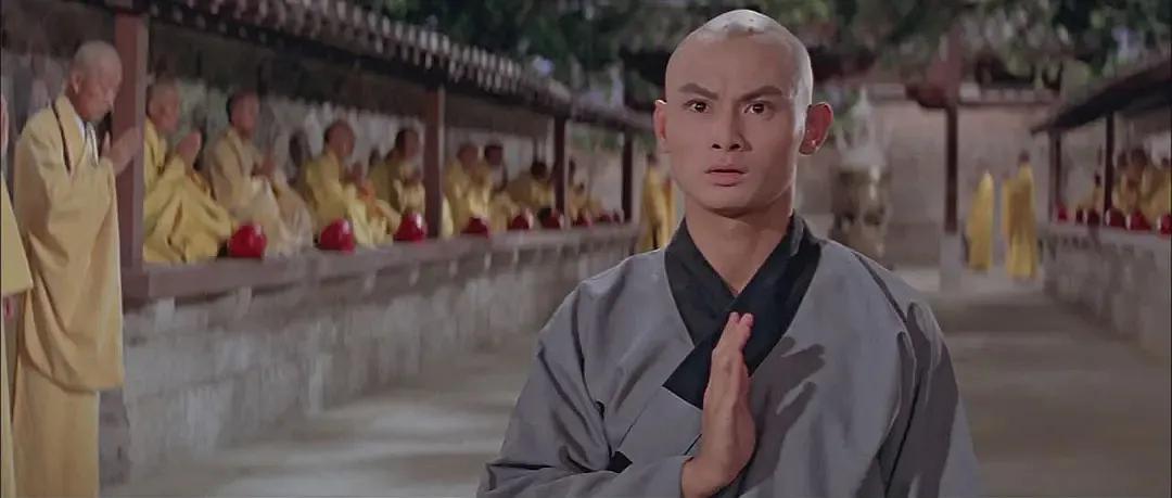 是林世荣,也就是"猪肉荣",林世荣的师傅,看过电影的都知道,是黄飞鸿呀