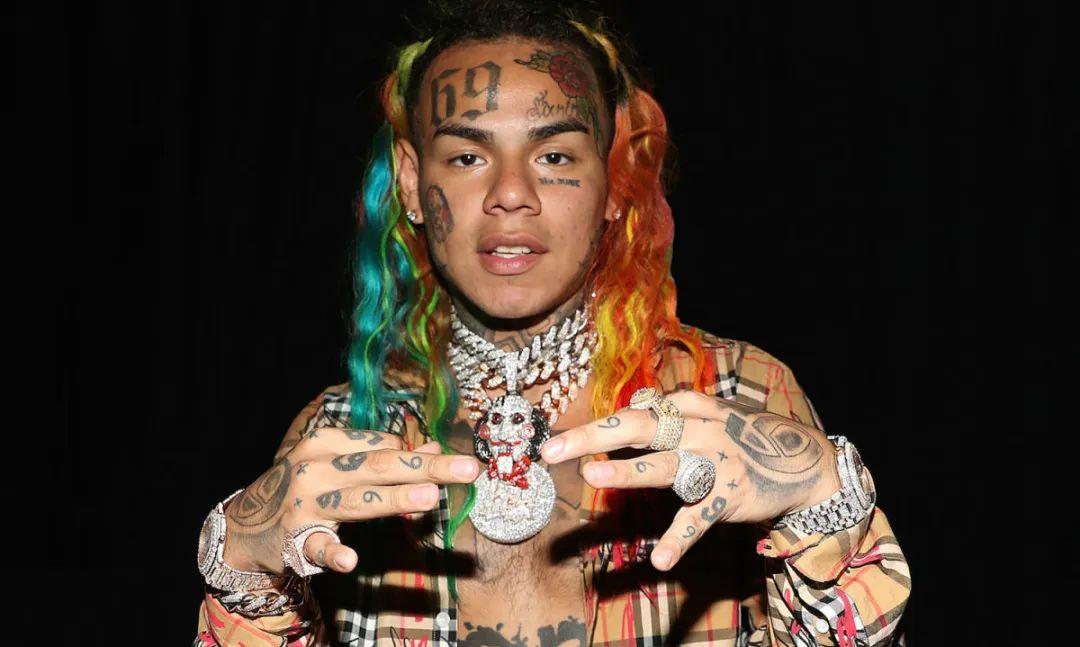 因为你很难否认kanye west和川普"眉来眼去"的态度不是在「trolling」