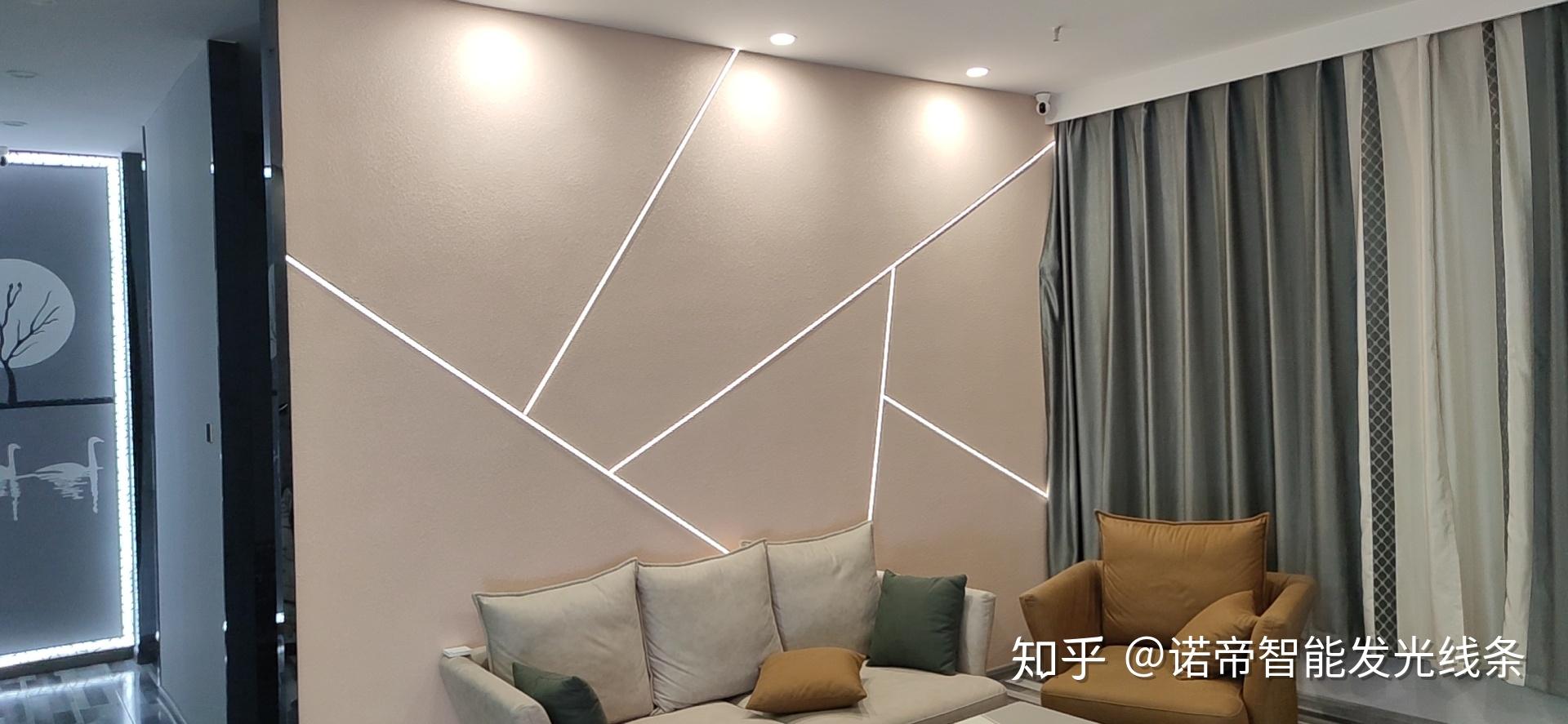 比如现在很火的黑色线条灯,装在天花和墙面,跟传统黑钛线条灯没什么