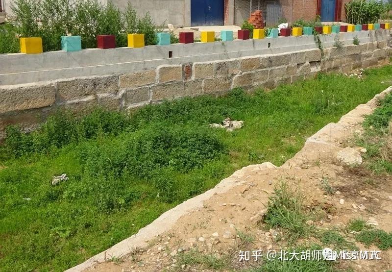 燕都拍摄再往前就是傅恒墓的地宫遗址了,原先的地面建筑是什么都糜行