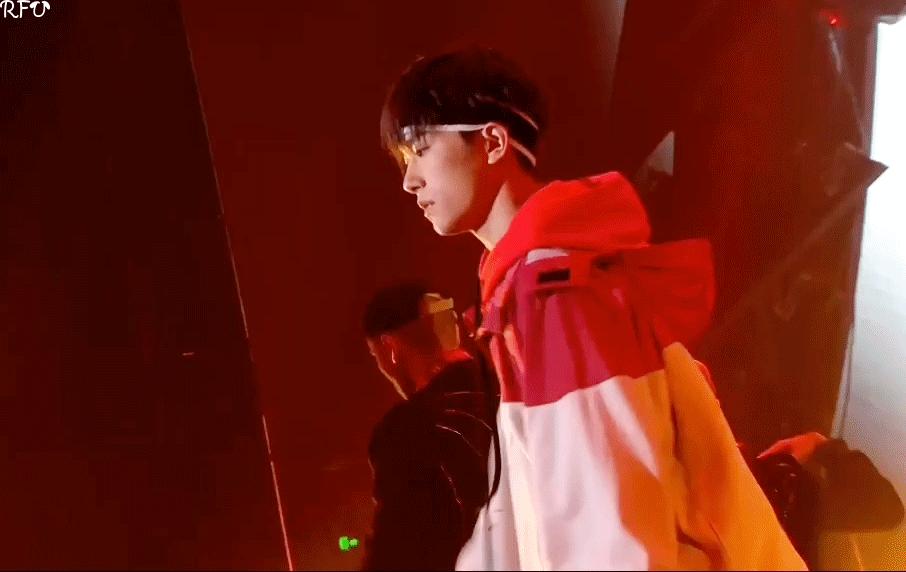 易烊千玺生日几月几号几点 v2-acde532fa1c898b4a6f780da29ab87ae_r.jpg