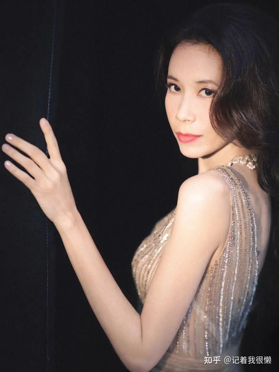 53岁女星莫文蔚参加婚礼邱淑贞女儿当伴娘数位明星捧场排场大
