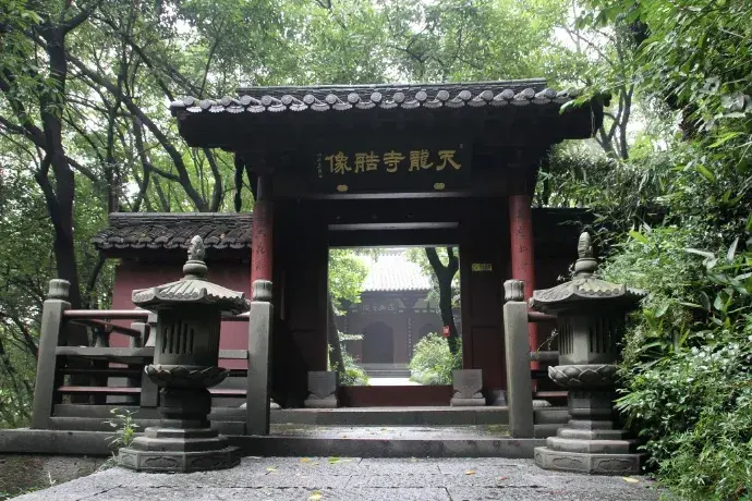 和慈云岭造像一样,天龙寺造像也曾遭受严重破坏.