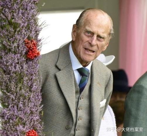 赘婿鼻祖菲利普亲王当众给英国女王戴帽子私生子遍布欧洲