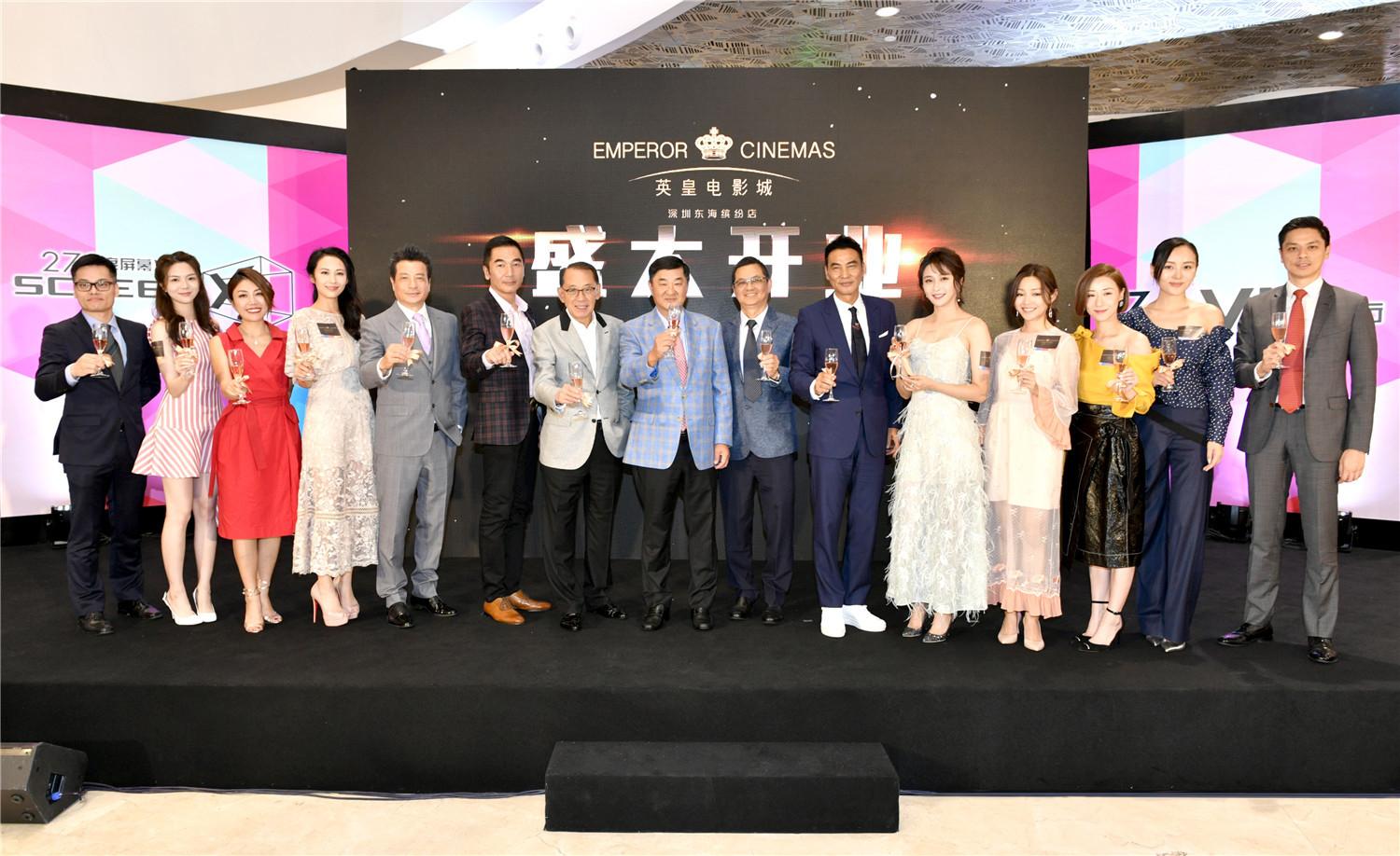 现场星光熠熠,陈冰一袭白纱长裙清新十足,这也是她首次以英皇艺人的