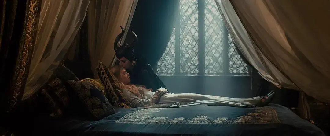 《睡美人》是王子亲了公主从而打破了诅咒;其实《沉睡魔咒1》口碑也