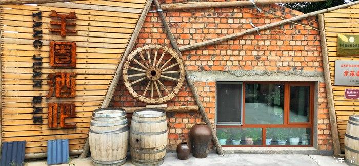 原始的羊圈顶棚也一样并未改动,显得十分的怀旧,木头的大梁俯视者酒吧