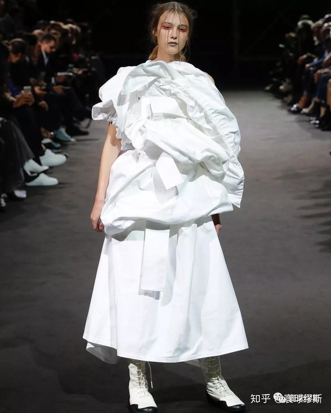 山本耀司2019aw系列这次山本耀司将黑色布料作为画布用服装来了一场