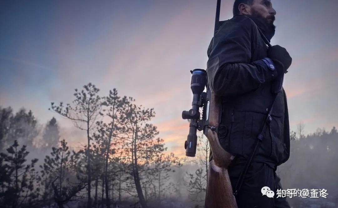 深夜用23500美元的军用热成像仪狩猎野猪