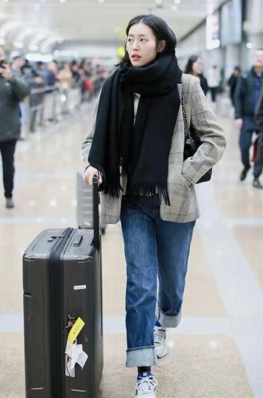 刘雯的开春穿搭真飒西装配牛仔裤挺清爽大油头却没法模仿