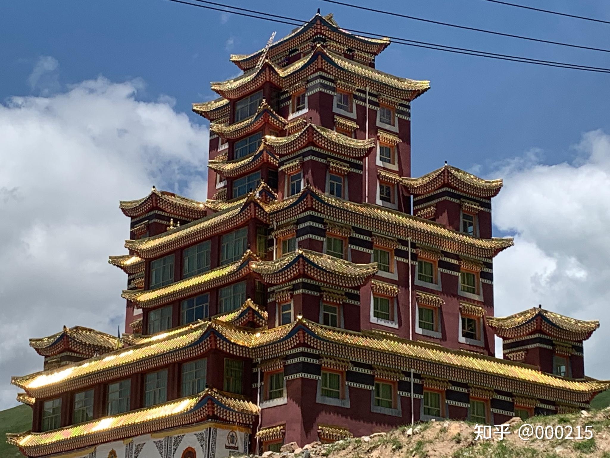 七月的果洛草色见绿,浓郁的藏族特色加湛蓝的天空,心情舒畅.000215