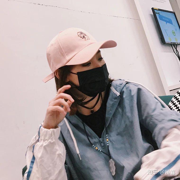 女生粉色捧球帽怎样搭配衣服鞋子?