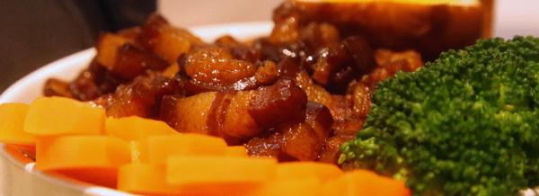 肉块duangduang的卤肉饭你一定要试一下汁浓肉香怎么吃也不腻