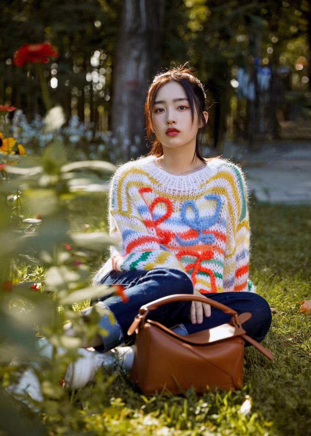 邓恩熙秋日随拍,穿印花毛衣配牛仔裤,简约舒适时尚,很有借鉴性 - 知乎